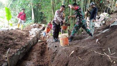 Babinsa Koramil Nagrak 0607-10 Bersama Masyarakat Karya Bakti Buat Saluran Irigasi Desa Babakan Panjang