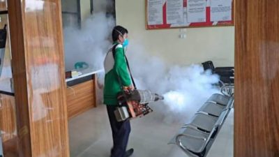 Cegah DBD, Sidokkes Polres Way Kanan Fogging Kantor dan Asrama Polisi