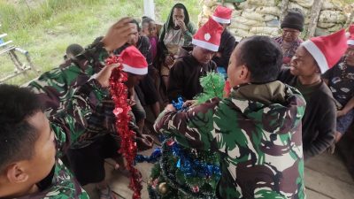 Satgas Yonif 323 Buaya Putih Hias Pohon Natal Bersama Masyarakat : Wujud Kebersamaan di Hari Raya