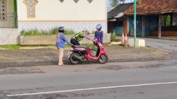 Sungguh Mulia, Polisi Bantu Motor Warga yang Mogok di Sela-Sela Pengaturan Lalu Lintas