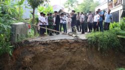 Wakapolres Bangkalan Tinjau Jembatan Ambruk Akibat Banjir di Kecamatan Kokop